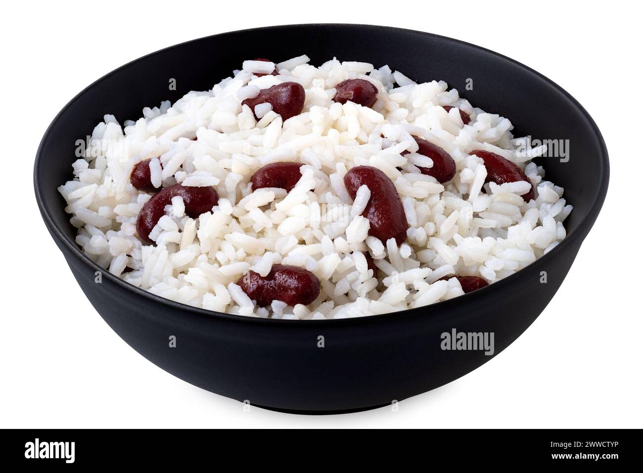 Riz blanc cuit avec haricots rouges dans un bol en céramique noire isolé sur blanc. Banque D'Images