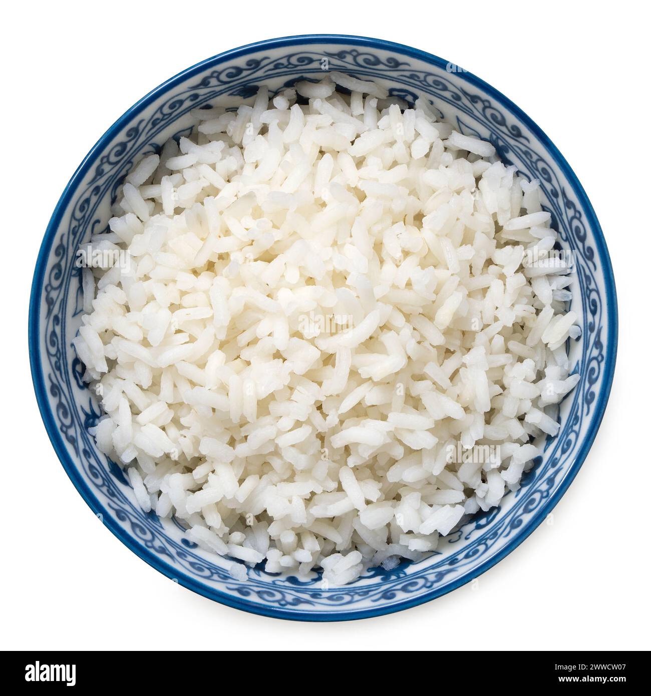 Riz blanc cuit dans un bol en céramique blanc et bleu asiatique isolé sur blanc. Vue de dessus. Banque D'Images