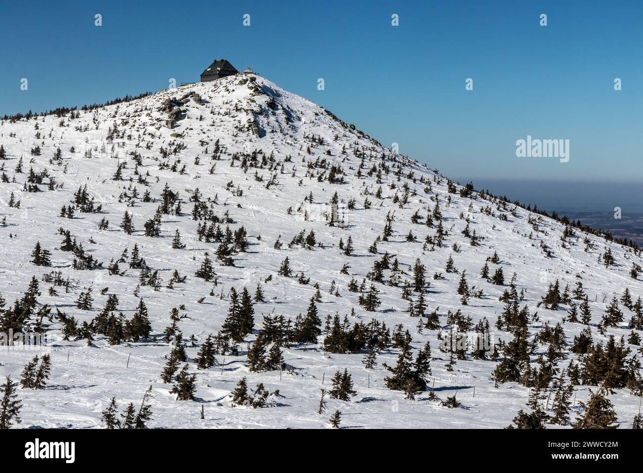 Paysage des montagnes de Krkonose (géant), République tchèque. Cabane de montagne polonaise sur Szrenica visible. Banque D'Images