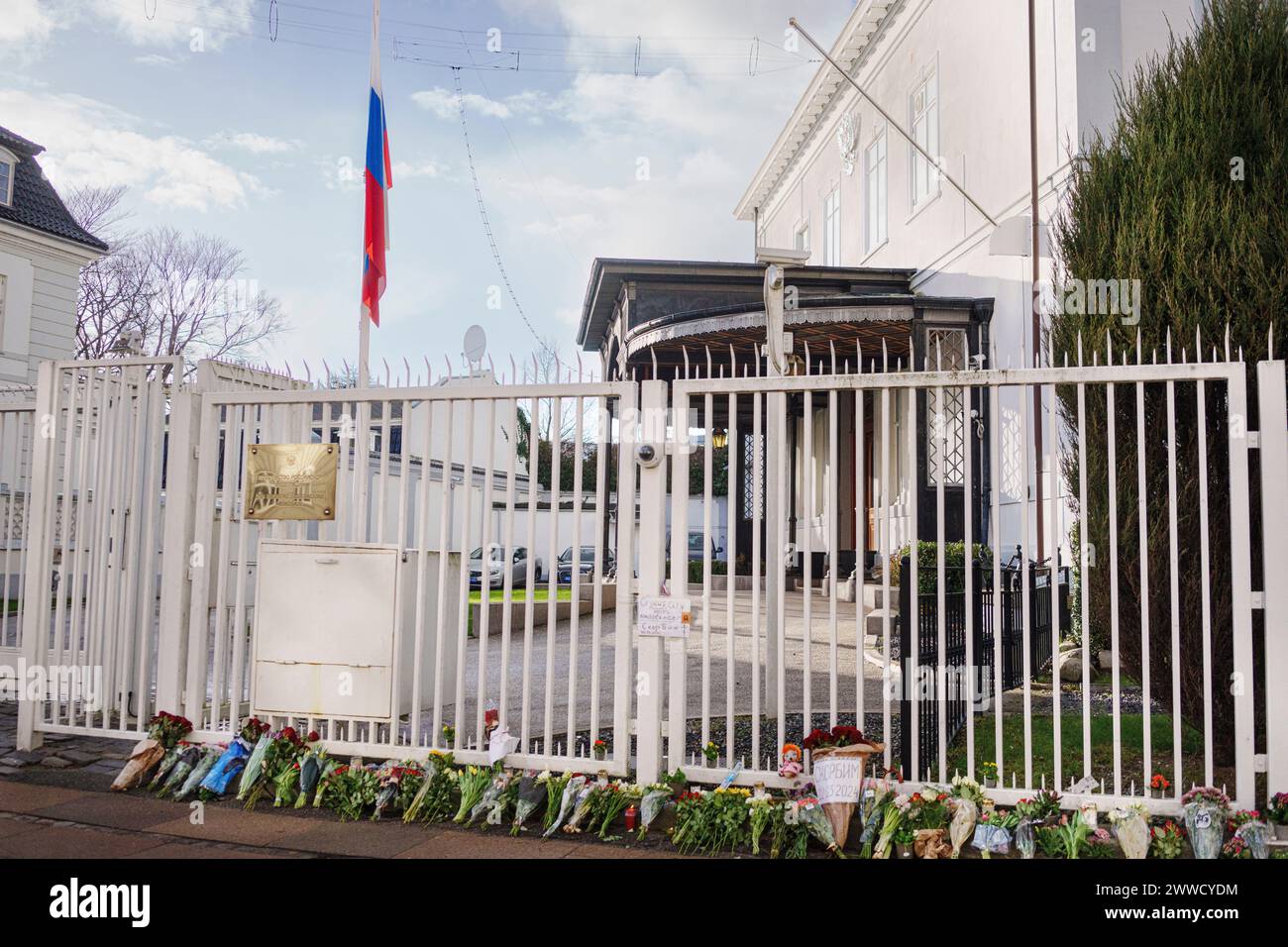 Fleurs devant l'ambassade de Russie à Copenhague, samedi 23 mars 2024. Au moins 133 personnes sont tuées après que des hommes armés ont ouvert le feu vendredi soir à un concert à la mairie de Crocus dans la banlieue moscovite de Krasnogorsk. (Photo : Liselotte Sabroe/Scanpix 2024) Banque D'Images