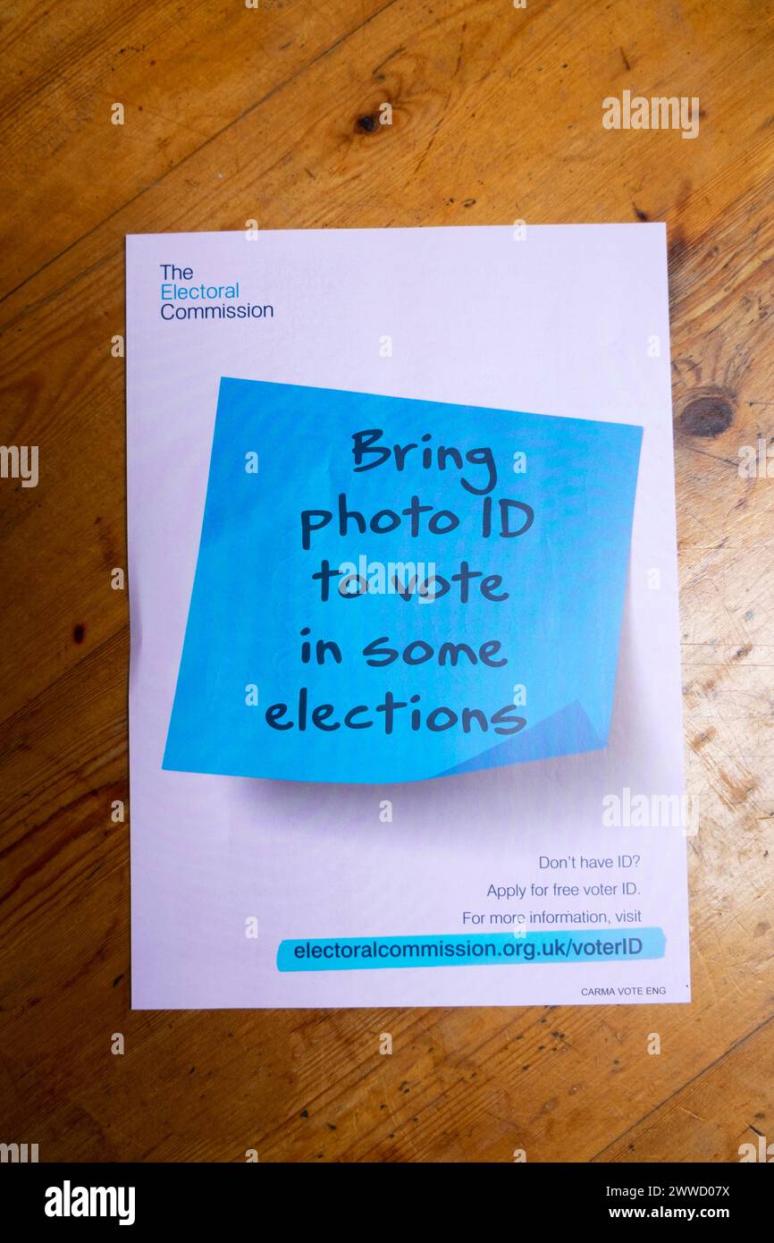 Note « apportez une pièce d'identité avec photo pour voter lors de certaines élections », message sur le devant du dépliant de la Commission électorale UK 2024 Banque D'Images