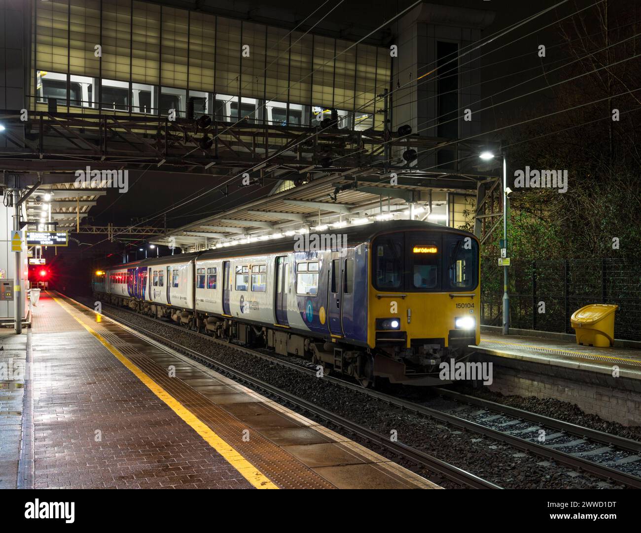 2 trains à unités multiples diesel de classe 150 Northern Rail faisant escale à la gare de Liverpool South Parkway la nuit Banque D'Images