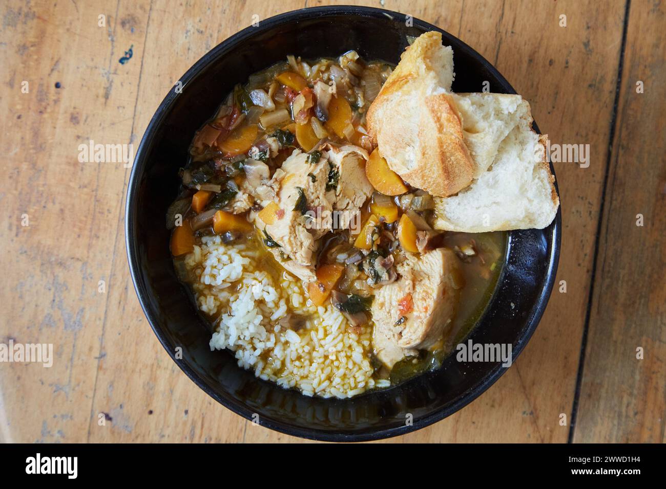 Poulet et légumes avec riz et pain Banque D'Images