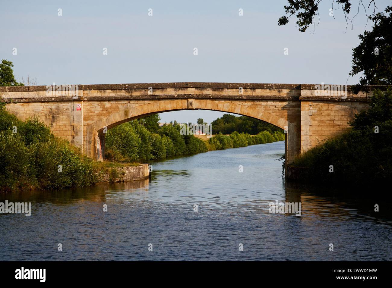 Passage du pont au-dessus de l'Yonne Banque D'Images