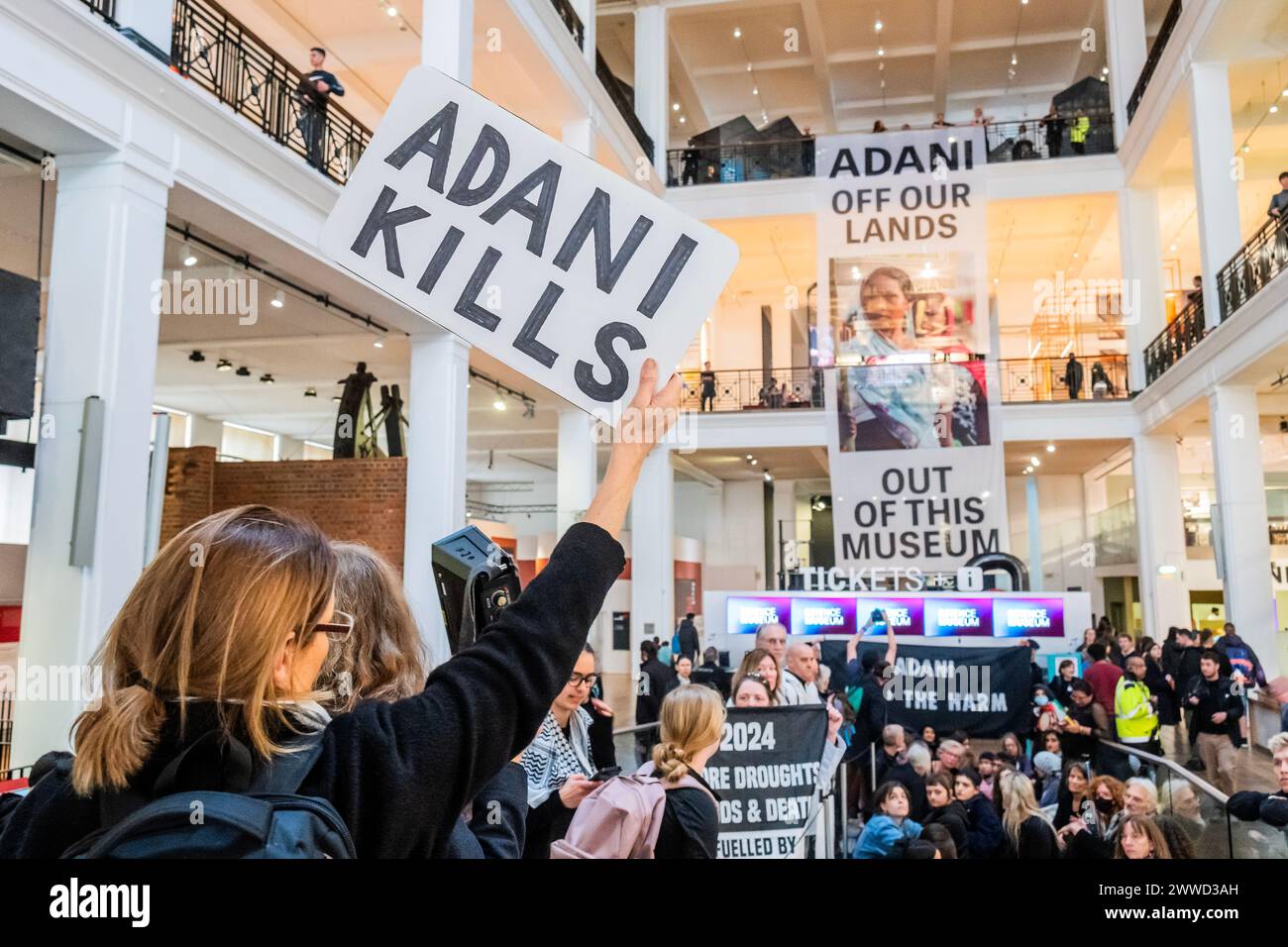 Londres, Royaume-Uni. 23 mars 2024. Extinction Rebellion récupère le Musée des Sciences. Ils protestent contre le greenwash alors qu’une nouvelle exposition sur le climat est sponsorisée par Adani, un producteur de charbon. Ainsi que grâce au parrainage d'Equinor of Wonderland (pétrole norvégien) et de BP. Crédit : Guy Bell/Alamy Live News Banque D'Images