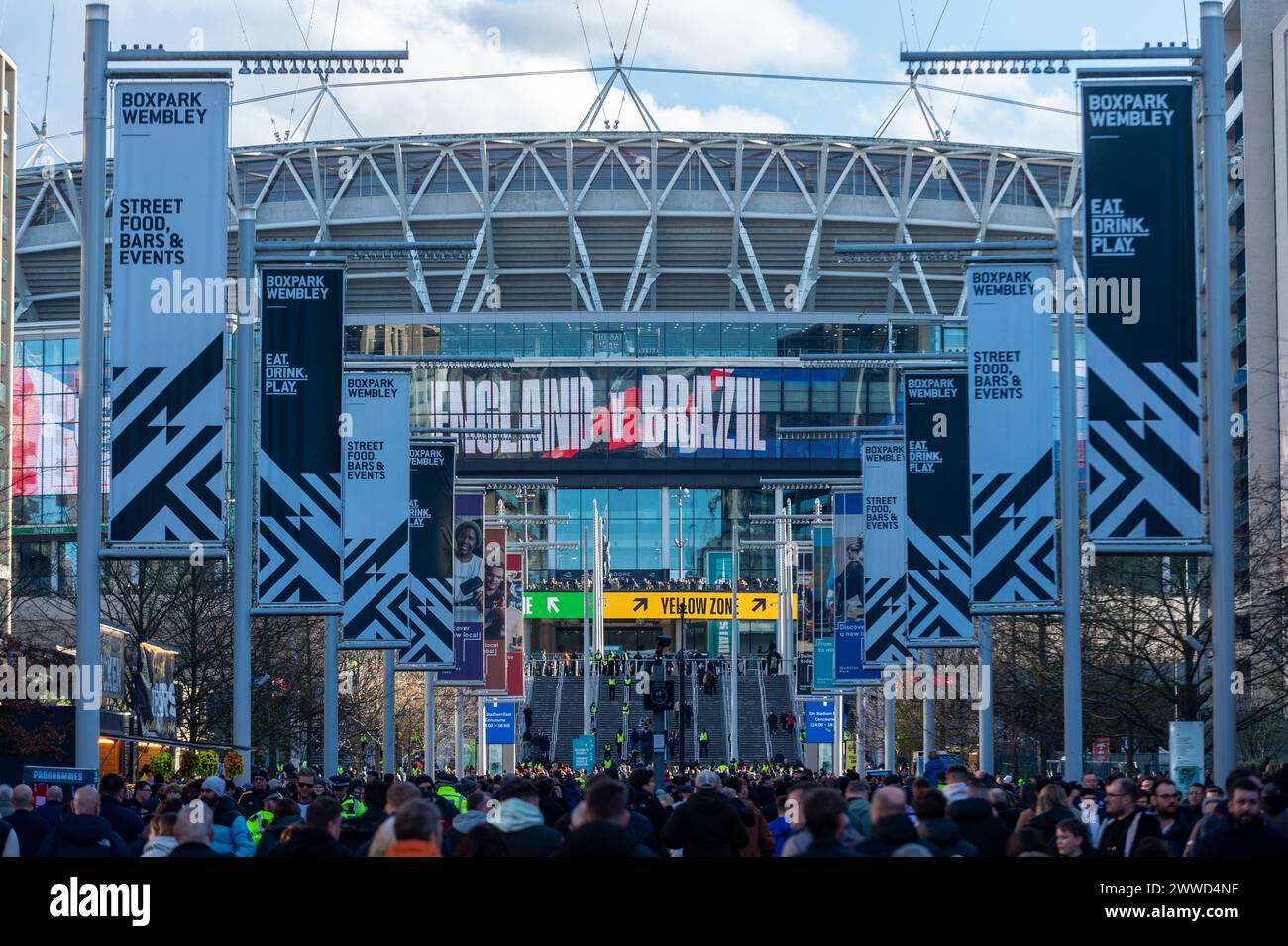 Londres, Royaume-Uni. 23 mars 2024. Les supporters arrivent au stade de Wembley pour le match de football amical entre l'Angleterre et le Brésil. L'Angleterre portera ses nouveaux maillots Nike pour la première fois. L’arrière du col présente un motif de la Croix de Saint-Georges qui a suscité de nombreuses critiques, notamment de la part de Rishi Sunak, premier ministre, et de Keir Starmer, leader travailliste. Credit : Stephen Chung / Alamy Live News Banque D'Images