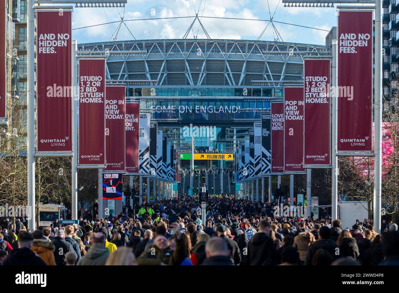 Londres, Royaume-Uni. 23 mars 2024. Les supporters arrivent au stade de Wembley pour le match de football amical entre l'Angleterre et le Brésil. L'Angleterre portera ses nouveaux maillots Nike pour la première fois. L’arrière du col présente un motif de la Croix de Saint-Georges qui a suscité de nombreuses critiques, notamment de la part de Rishi Sunak, premier ministre, et de Keir Starmer, leader travailliste. Credit : Stephen Chung / Alamy Live News Banque D'Images