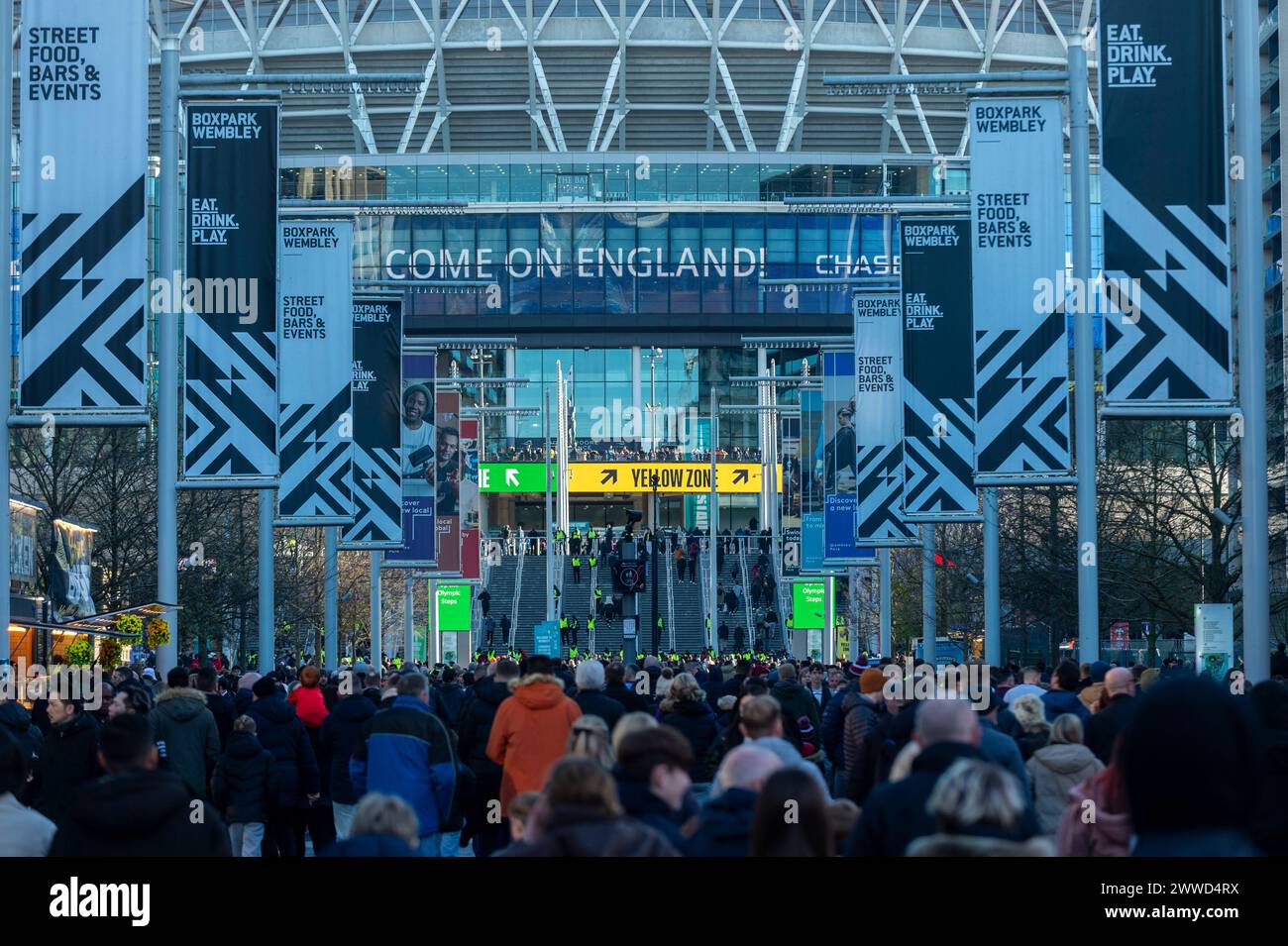 Londres, Royaume-Uni. 23 mars 2024. Les supporters arrivent au stade de Wembley pour le match de football amical entre l'Angleterre et le Brésil. L'Angleterre portera ses nouveaux maillots Nike pour la première fois. L’arrière du col présente un motif de la Croix de Saint-Georges qui a suscité de nombreuses critiques, notamment de la part de Rishi Sunak, premier ministre, et de Keir Starmer, leader travailliste. Credit : Stephen Chung / Alamy Live News Banque D'Images