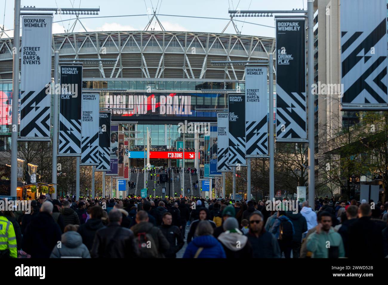 Londres, Royaume-Uni. 23 mars 2024. Les supporters arrivent au stade de Wembley pour le match de football amical entre l'Angleterre et le Brésil. L'Angleterre portera ses nouveaux maillots Nike pour la première fois. L’arrière du col présente un motif de la Croix de Saint-Georges qui a suscité de nombreuses critiques, notamment de la part de Rishi Sunak, premier ministre, et de Keir Starmer, leader travailliste. Credit : Stephen Chung / Alamy Live News Banque D'Images