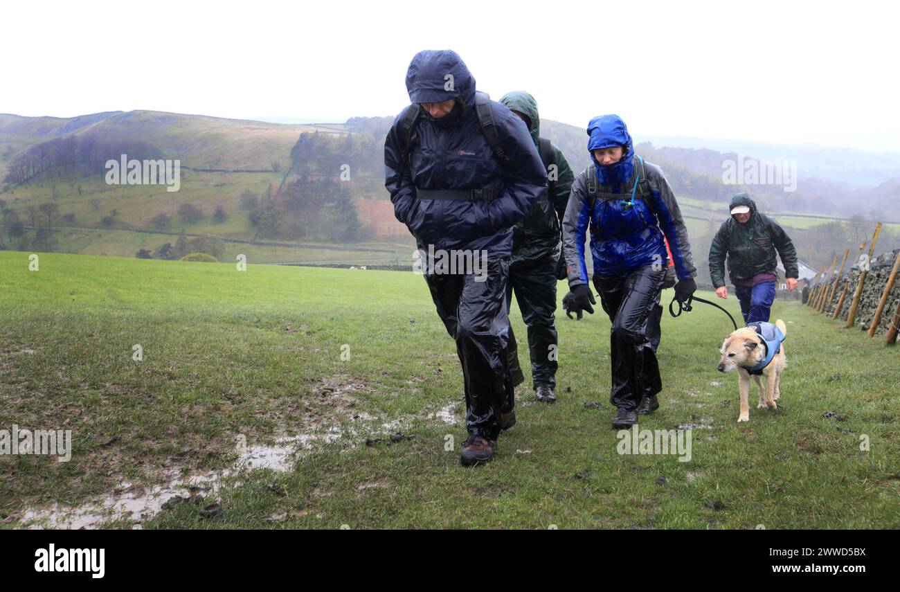 25/04/2012. ..dans une averse sévère et avec deux pouces de pluie supplémentaires prévus, un groupe de marcheurs intrépides se frayent un chemin vers le sommet de Kinder SC Banque D'Images