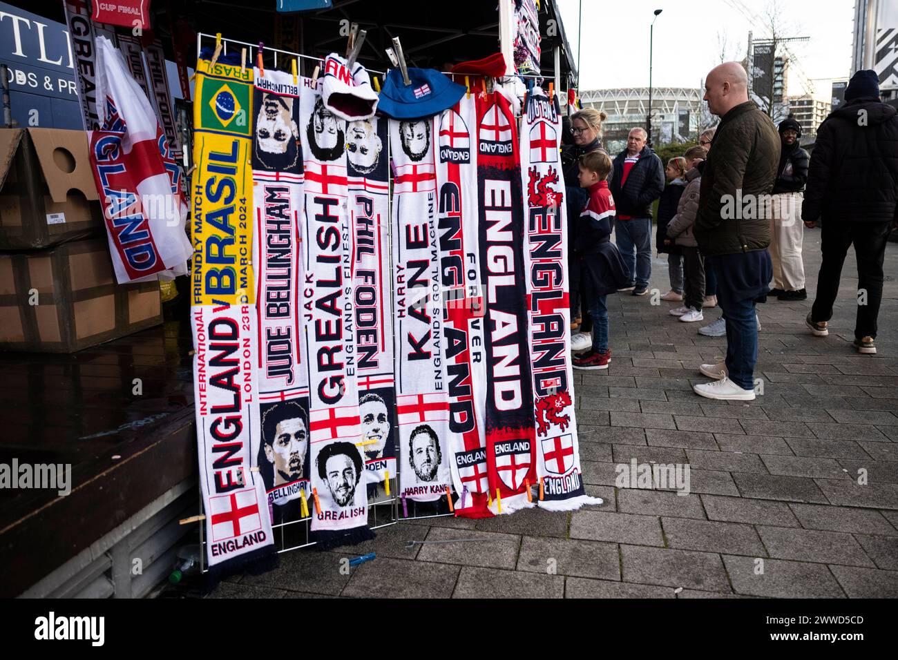 Londres, Royaume-Uni. 23 mars 2024. Un stand vendant des marchandises alors que les supporters arrivent au stade de Wembley pour le match amical de football entre l'Angleterre et le Brésil. L'Angleterre portera ses nouveaux maillots Nike pour la première fois. L’arrière du col présente un motif de la Croix de Saint-Georges qui a suscité de nombreuses critiques, notamment de la part de Rishi Sunak, premier ministre, et de Keir Starmer, leader travailliste. Credit : Stephen Chung / Alamy Live News Banque D'Images