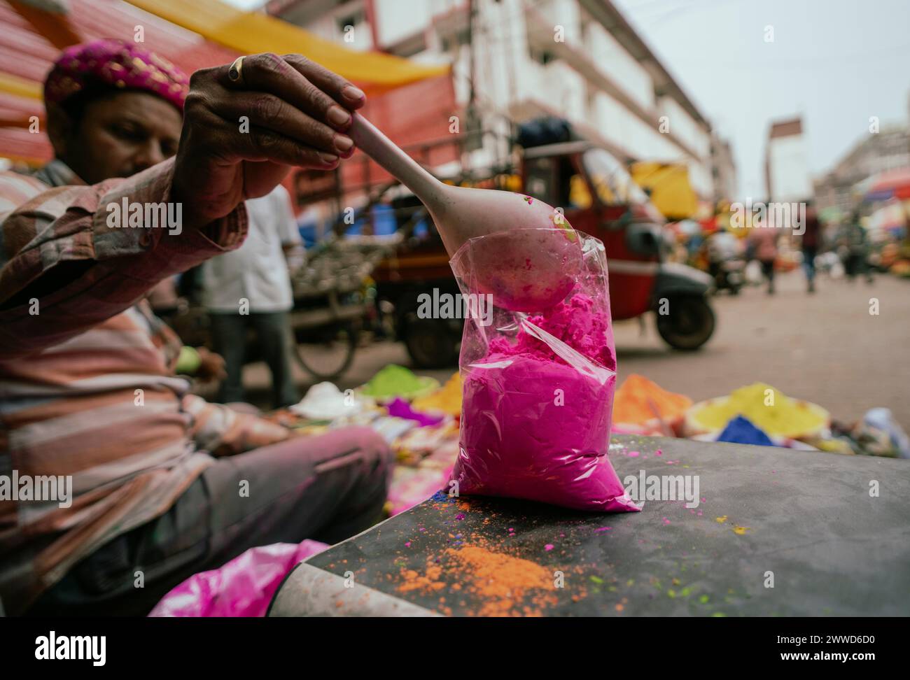 Guwahati, Assam, Inde. 23 mars 2024. Vendeur vend des articles de célébration Holi dans un marché de rue, avant le festival Holi le 23 mars 2024 à Guwahati, Assam, Inde. Holi est la fête hindoue des couleurs, elle est célébrée avec une grande joie en Inde. Crédit : David Talukdar/Alamy Live News crédit : David Talukdar/Alamy Live News Banque D'Images