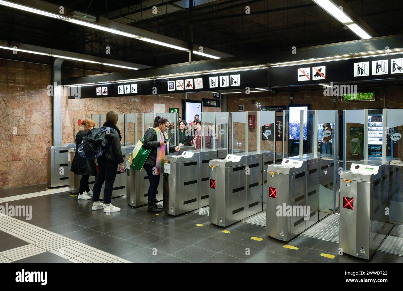 Sperre zur ticket-Kontrolle, Metro, Barcelona, Katalonien, Spanien *** ticket control Barrier, Metro, Barcelone, Catalogne, Espagne Banque D'Images