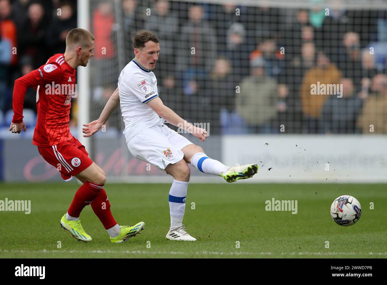 Birkenhead, Royaume-Uni. 23 mars 2024. Regan Hendry de Tranmere Rovers (R) passe le ballon. EFL Skybet Football League Two match, Tranmere Rovers v Crawley Town à Prenton Park, Birkenhead, Wirral le samedi 23 mars 2024. Cette image ne peut être utilisée qu'à des fins éditoriales. Usage éditorial exclusif, .pic par Chris Stading/ crédit : Andrew Orchard sports Photography/Alamy Live News Banque D'Images