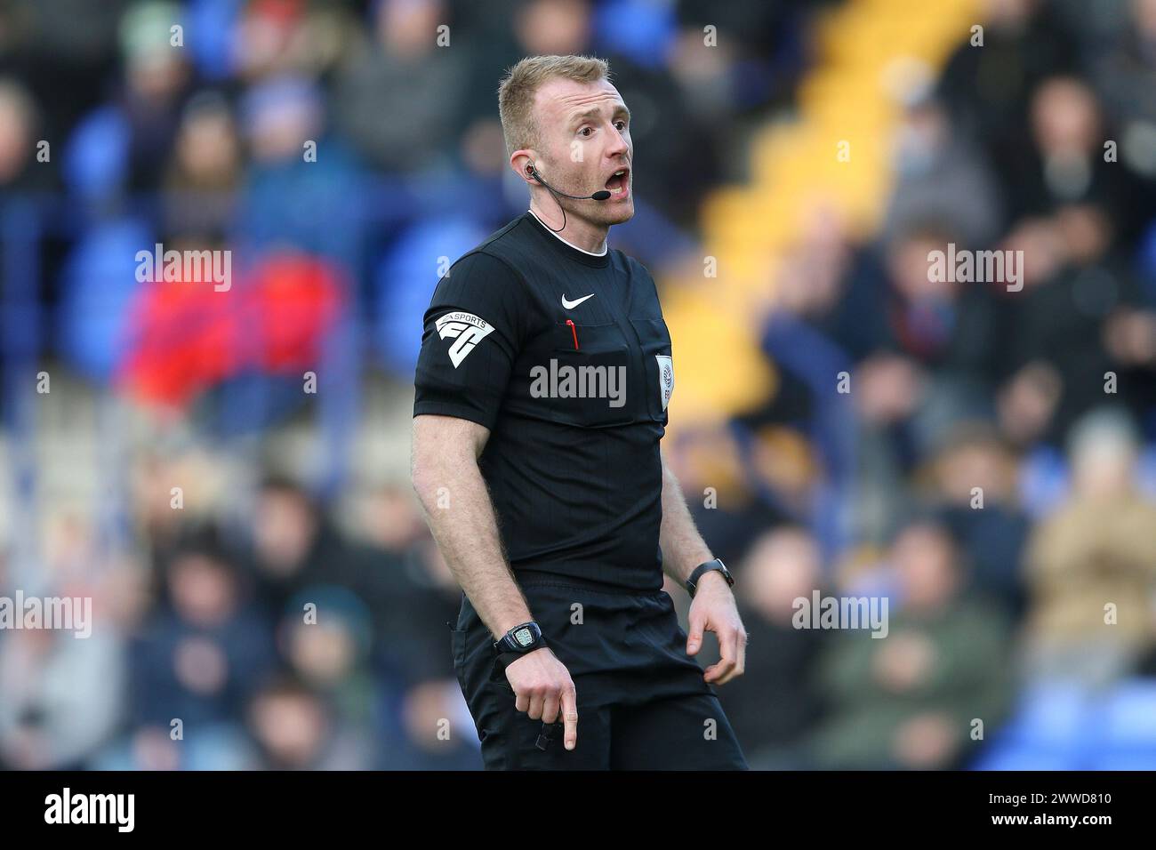 Birkenhead, Royaume-Uni. 23 mars 2024. L'arbitre Stephen Parkinson regarde. EFL Skybet Football League Two match, Tranmere Rovers v Crawley Town à Prenton Park, Birkenhead, Wirral le samedi 23 mars 2024. Cette image ne peut être utilisée qu'à des fins éditoriales. Usage éditorial exclusif, .pic par Chris Stading/ crédit : Andrew Orchard sports Photography/Alamy Live News Banque D'Images