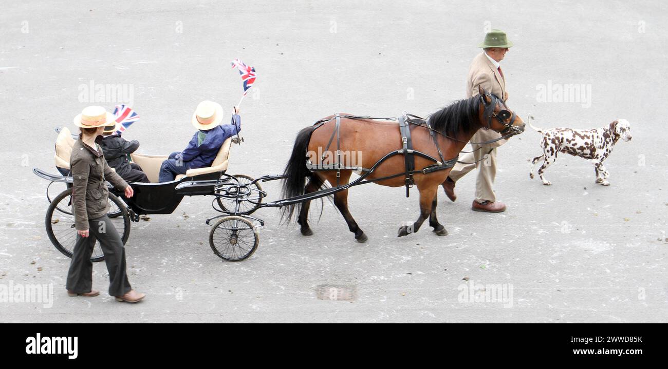 05/06/2012 ***PHOTO GRATUITE POUR USAGE ÉDITORIAL***..John Wilmot conduisant 'Dinky' une jument galloise Bay de six ans tirant une voiture vis a vis de Red House Banque D'Images