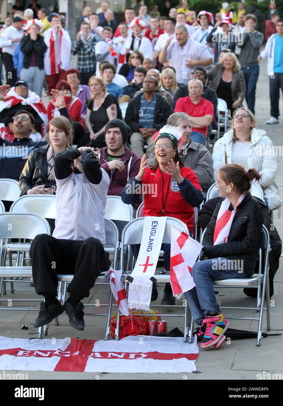 24/06/2012 ..les fans d'Angleterre regardent le match Angleterre Italie sur un écran géant à Derby... Banque D'Images