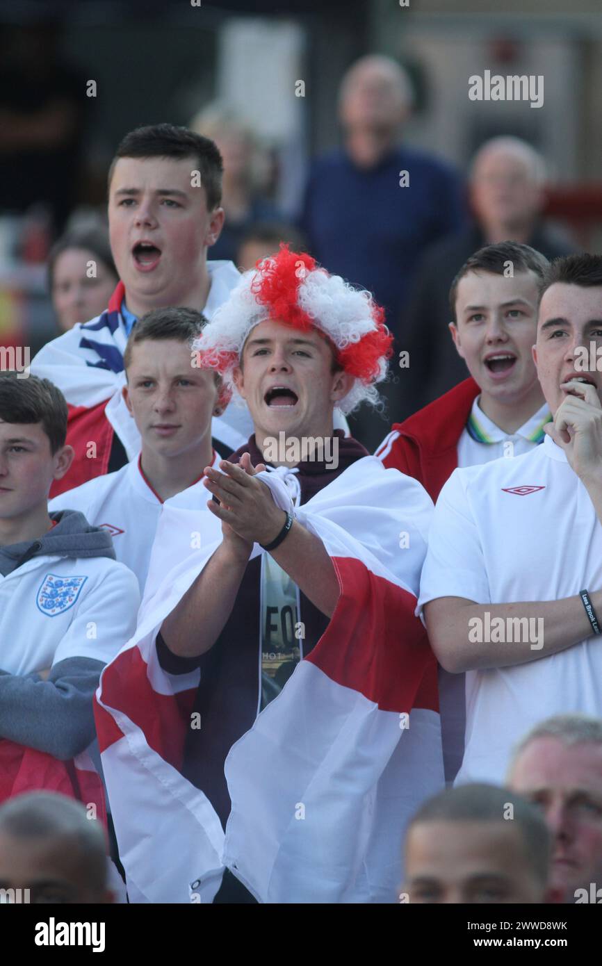 24/06/2012 ..les fans d'Angleterre regardent le match Angleterre Italie sur un écran géant à Derby... Banque D'Images