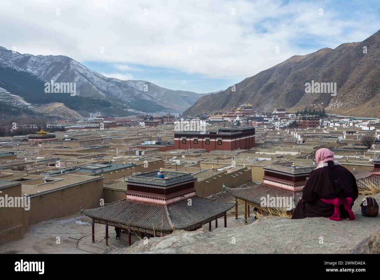 Woman surplombe le complexe du monastère de Labrang dans le comté de Xiahe, préfecture autonome tibétaine de Gannan, Gansu, Chine Banque D'Images