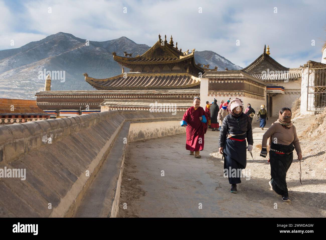 Pèlerins faisant la circumambulation dans le sens horaire (kora) autour du monastère de Labrang. Comté de Xiahe, préfecture autonome tibétaine du Gannan, Gansu, Chine Banque D'Images
