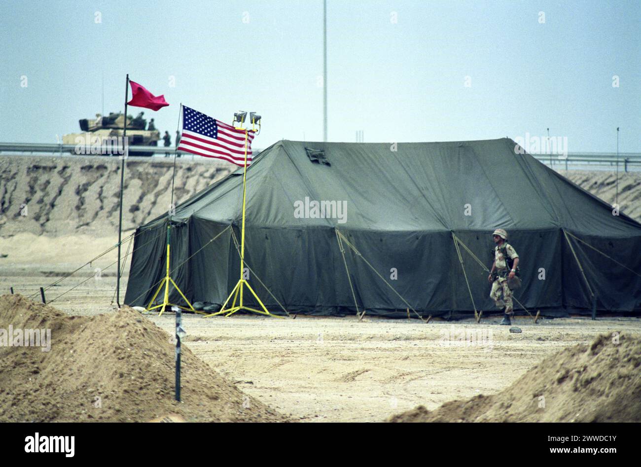 23 mars 1991 Une tente de l'armée américaine est installée à l'endroit où l'autoroute 8 traverse l'autoroute 1 à Safwan dans le sud de l'Irak, à quelques kilomètres seulement de l'aérodrome où le cessez-le-feu a été signé pour suspendre officiellement l'opération tempête du désert. Banque D'Images