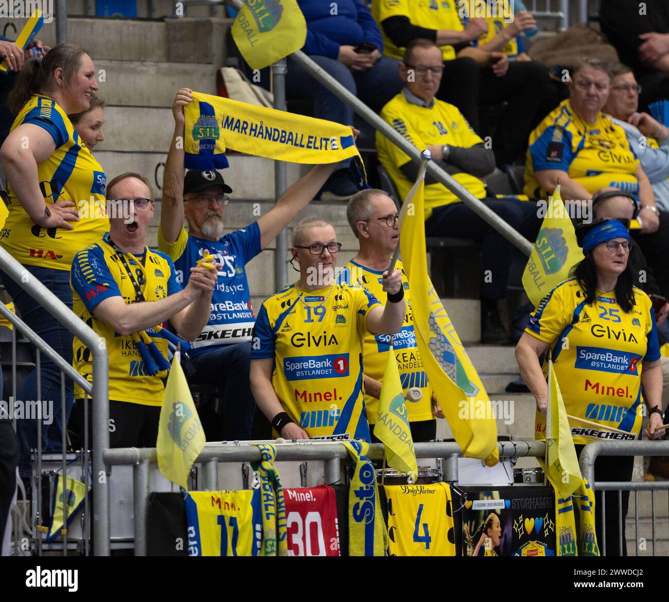 Hamar, Norvège. 23 mars 2024. Hamar, Norvège, 23 mars 2024 : des supporters de Storhamar sont vus lors du match de handball féminin de la Ligue européenne EHF entre Storhamar et Thuringer au Boligpartner Arena à Hamar, Norvège (Ane Frosaker/SPP) crédit : SPP Sport Press photo. /Alamy Live News Banque D'Images