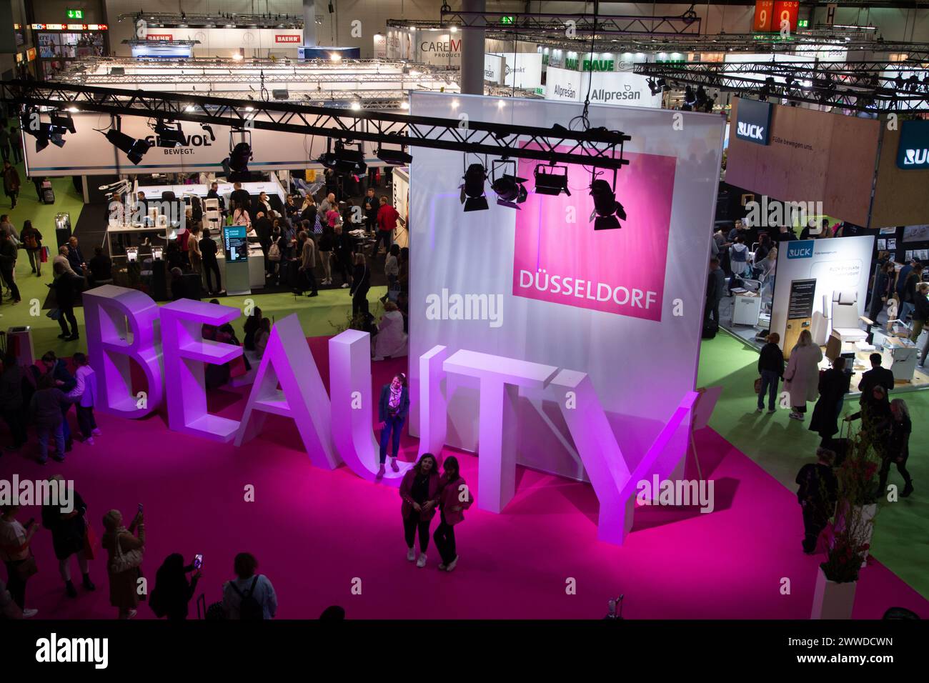 Duesseldorf, Allemagne. 23 mars 2024. Les Fairgoers sont vus à l'entrée du salon Beauty Dusseldorf à Dusseldorf, en Allemagne, le 23 mars 2024. (Photo de Ying Tang/NurPhoto) crédit : NurPhoto SRL/Alamy Live News Banque D'Images