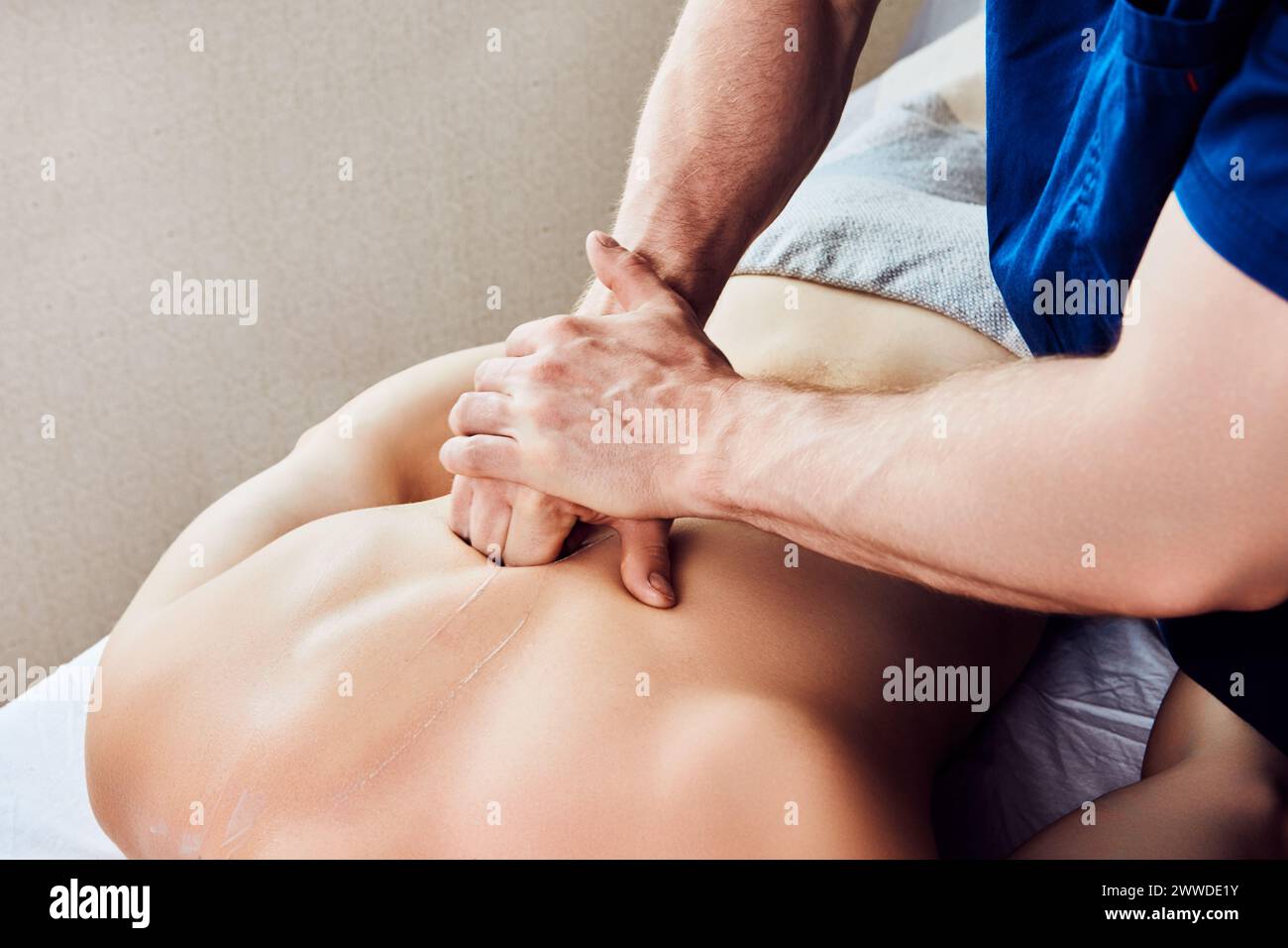 Les massages des tissus profonds répondent aux nœuds musculaires et aux douleurs d'un jeune homme européen. Banque D'Images