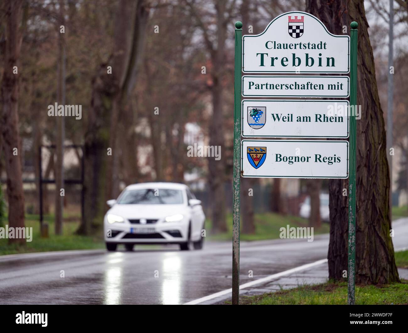 Trebbin, Allemagne. 22 mars 2024. Une voiture passe devant un panneau à la périphérie de Trebbin (district de Teltow-Fläming), sur lequel est noté le partenariat avec Weil am Rhein et Bognor Regis (Angleterre). Crédit : Soeren Stache/dpa/Alamy Live News Banque D'Images