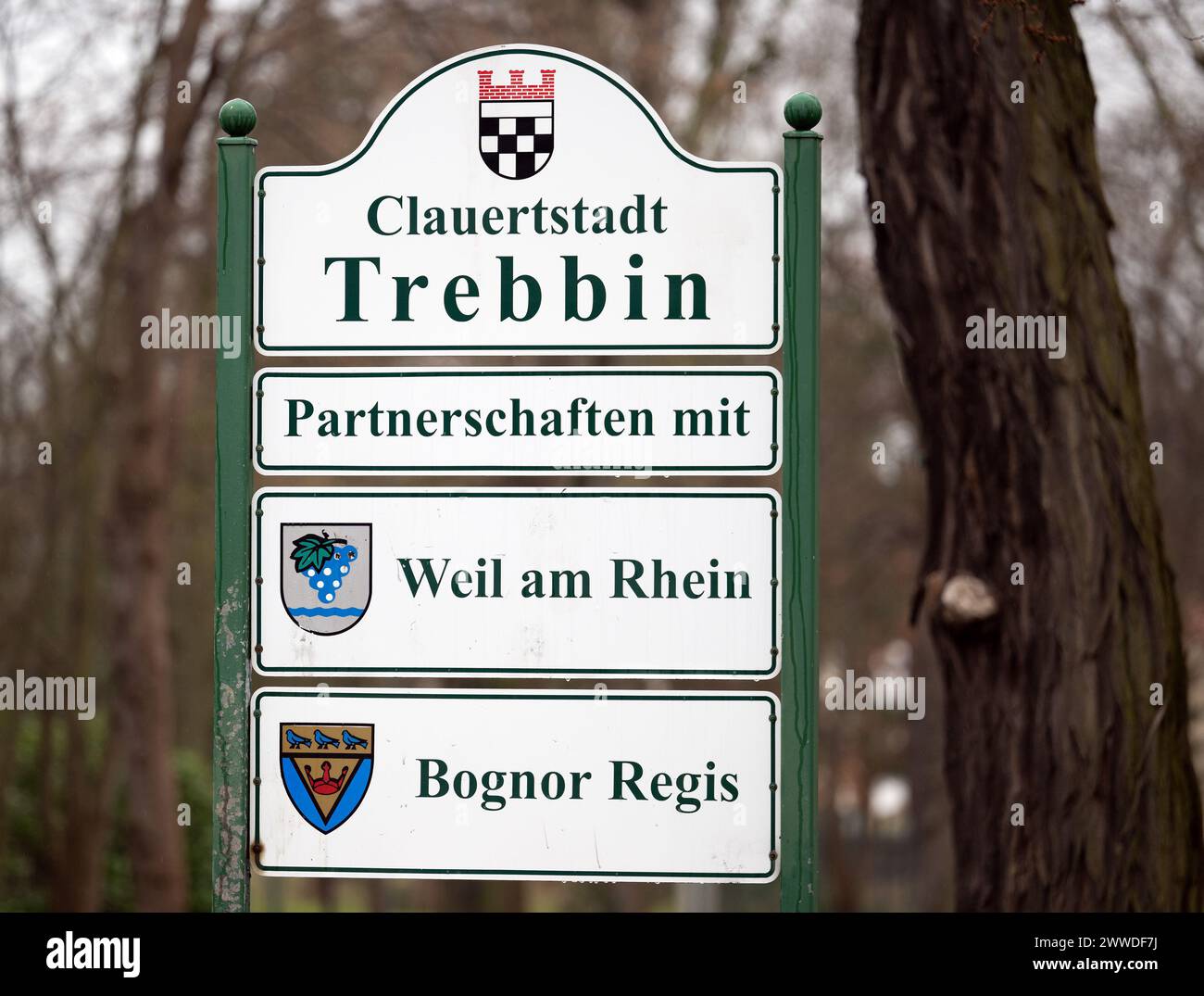 Trebbin, Allemagne. 22 mars 2024. Un panneau à l'entrée de Trebbin (district de Teltow-Fläming) fait référence au partenariat avec Weil am Rhein et Bognor Regis (Angleterre). Crédit : Soeren Stache/dpa/Alamy Live News Banque D'Images