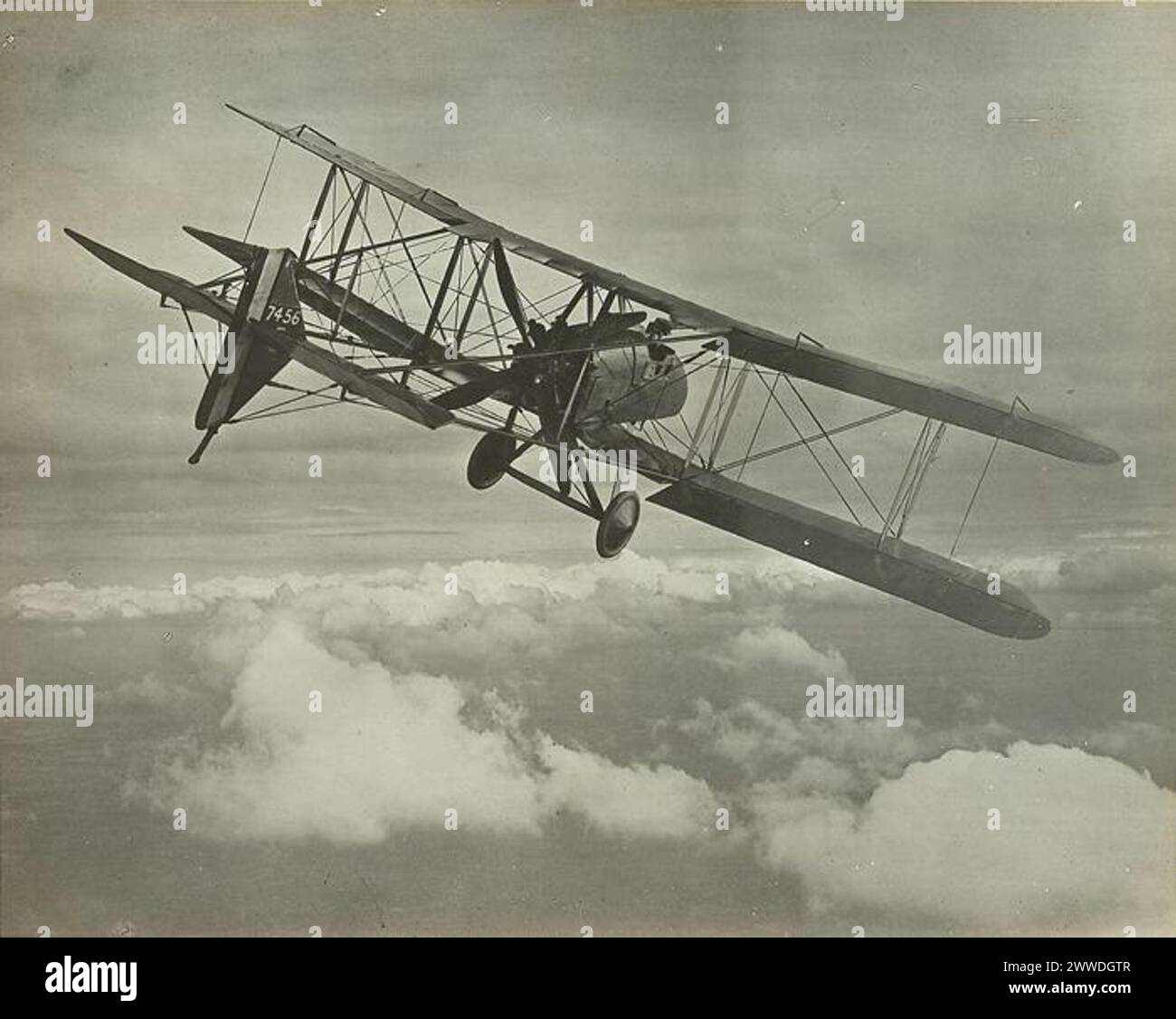 Entrer dans un tour Description : 'FE8 entrer dans un tour'. Avion expérimental dans les airs ayant décollé du Royal Aircraft Establishment à Farnborough dans le Hampshire. Date : première Guerre mondiale avion, avion, aviation, première guerre mondiale, avion, firstworldwar, farnborough, biplan, rfc, thegreatwar, royalaircraftestablishment, testflight, flighttest, royalaircraftfactory, royalflyingcorps, fe8, airministry, royalaircraftfactoryfe8 Banque D'Images