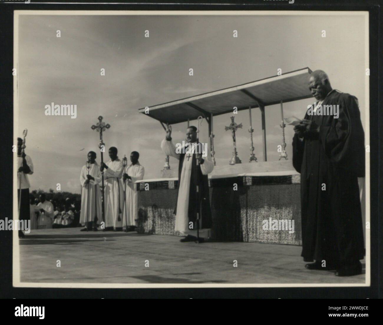 L'évêque d'Accra officie au service religieux officiel du couronnement à Accra, accomplissant des fonctions cérémonielles dans un cadre religieux formel. Banque D'Images