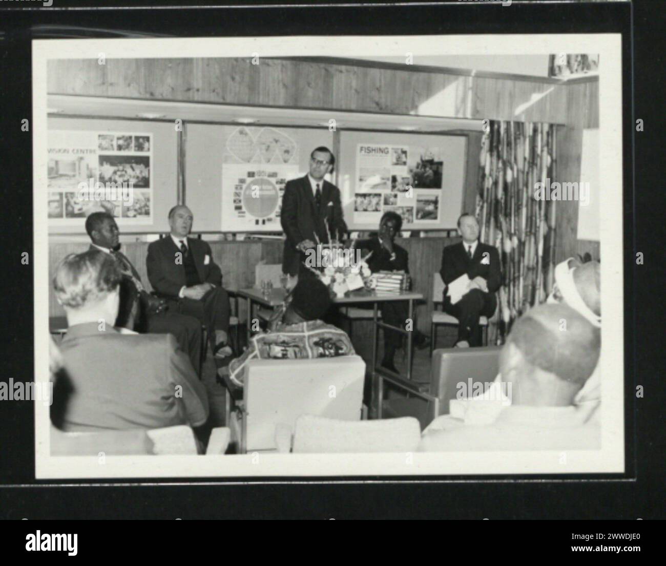L'ouverture officielle du bureau des services d'information britanniques à Lusaka, en Zambie, a eu lieu le 25 juin 1964 avec la présence du premier ministre Dr K. Kaunda et du Haut-commissaire britannique désigné J. A. Molyneux, établissant un centre diplomatique et d'information officiel. Banque D'Images