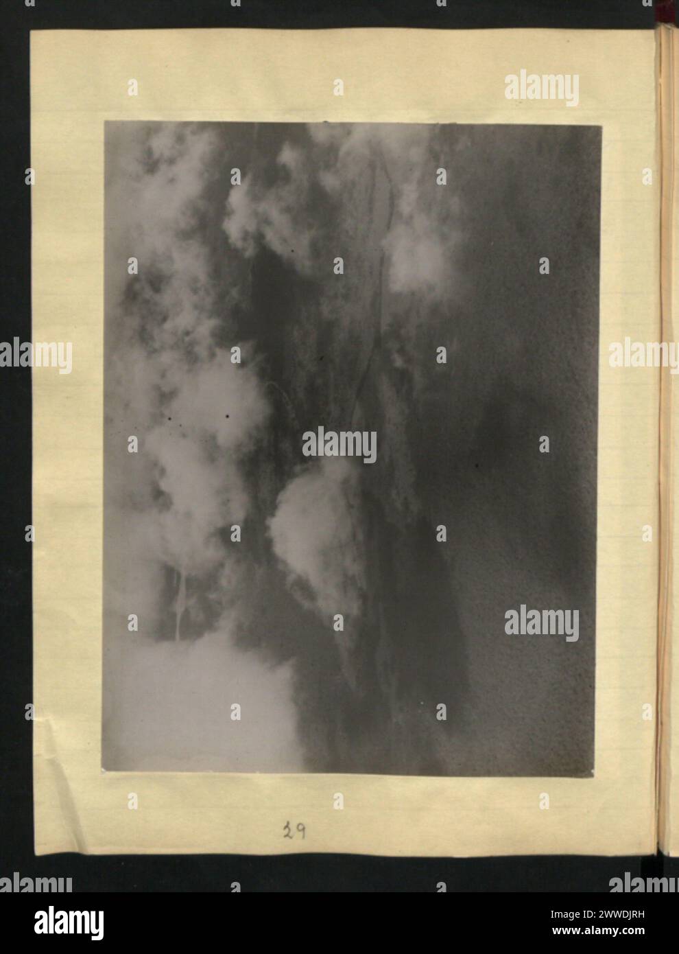 Le fleuve Hubabu en Guyane en 1921 est un système fluvial en relief tropical, contribuant à l’hydrologie et au paysage de la région. Banque D'Images