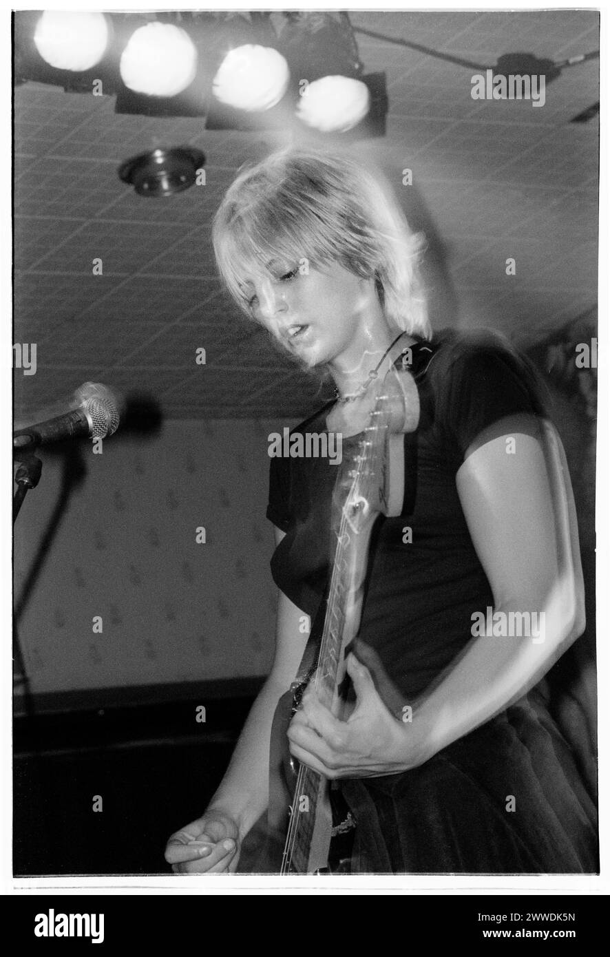 ELASTICA, JEUNE, DÉBUT DE CONCERT, 1994 : Donna Matthews la guitariste originale d'Elastica jouant un concert de charité au King's Head Hotel à Newport, au pays de Galles, le 23 août 1994. Photographie : Rob Watkins. INFO : Elastica, un groupe britannique de rock alternatif formé en 1992, a été acclamé avec son premier album éponyme. Des tubes comme Connection ont montré leurs influences post-punk et New wave. Dirigé par Justine Frischmann, la contribution d'Elastica à l'ère Britpop a été significative. Banque D'Images