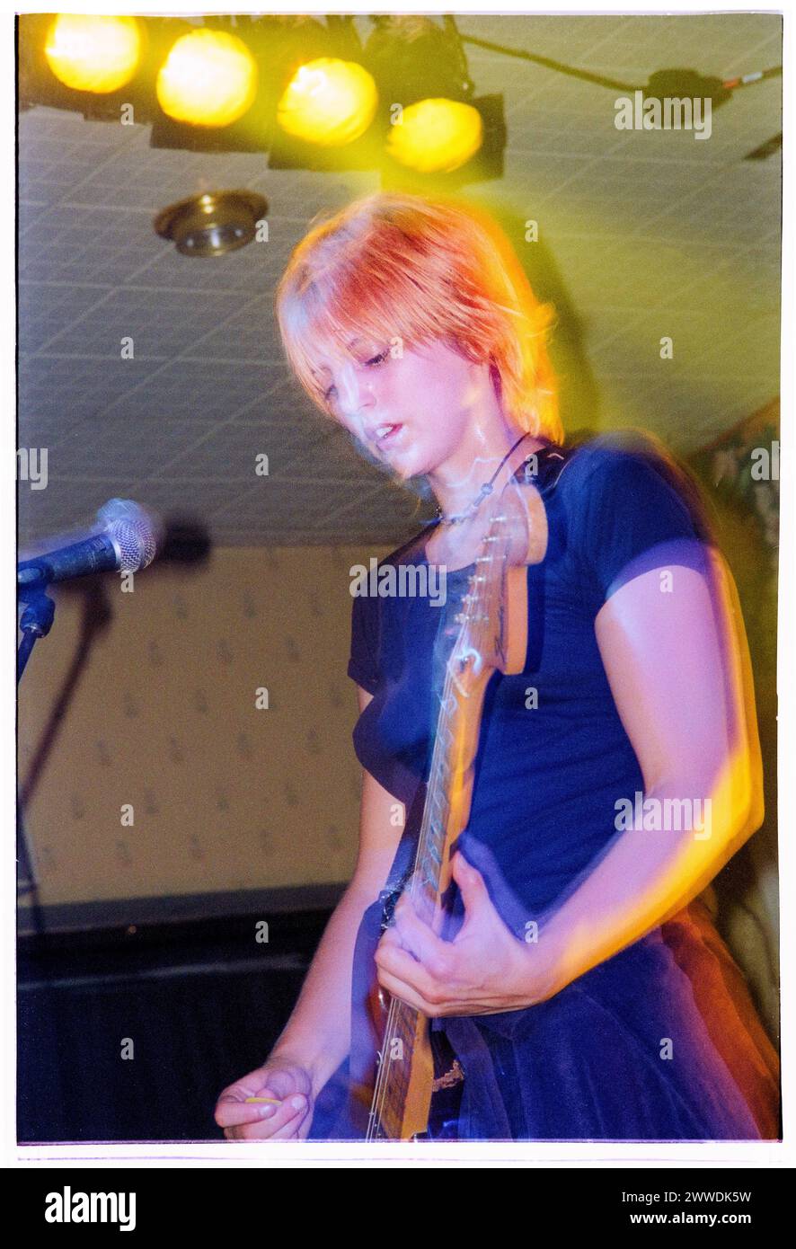 ELASTICA, JEUNE, DÉBUT DE CONCERT, 1994 : Donna Matthews la guitariste originale d'Elastica jouant un concert de charité au King's Head Hotel à Newport, au pays de Galles, le 23 août 1994. Photographie : Rob Watkins. INFO : Elastica, un groupe britannique de rock alternatif formé en 1992, a été acclamé avec son premier album éponyme. Des tubes comme Connection ont montré leurs influences post-punk et New wave. Dirigé par Justine Frischmann, la contribution d'Elastica à l'ère Britpop a été significative. Banque D'Images