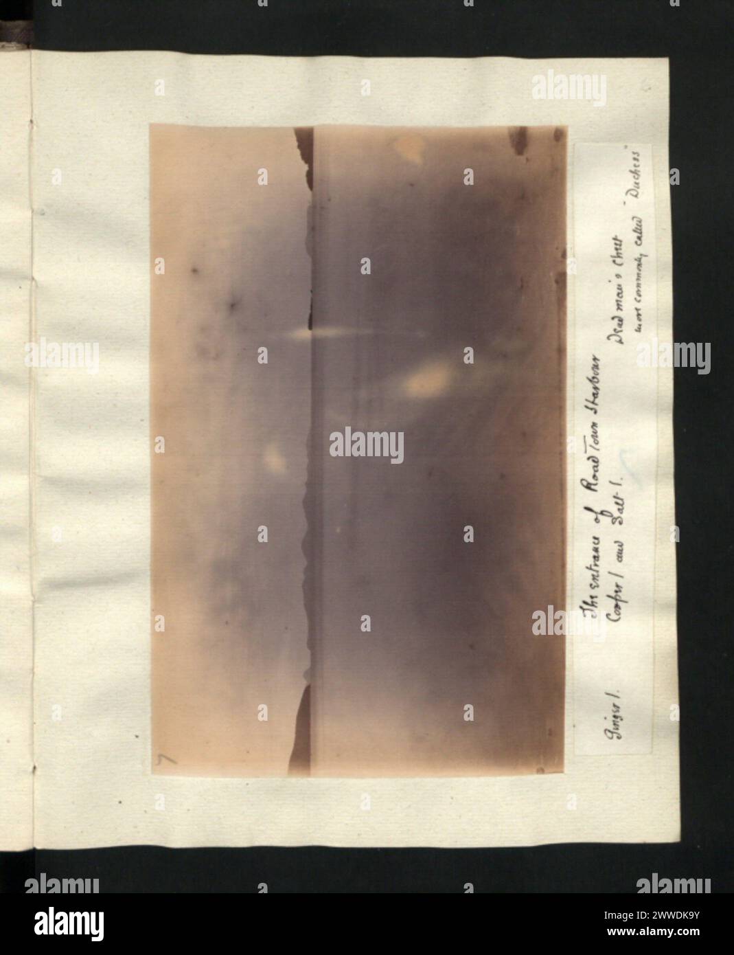 Une photographie de 1887 montrant l'entrée du port de Road Town, îles Vierges, y compris le paysage côtier, l'activité maritime et l'infrastructure coloniale. Banque D'Images