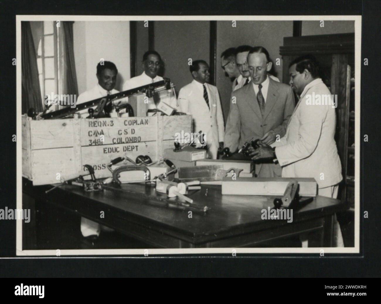 Image de 1950-1960 représentant des scènes en Asie pendant la période d'après-guerre, montrant des bâtiments, des rues et des environnements communautaires. Banque D'Images