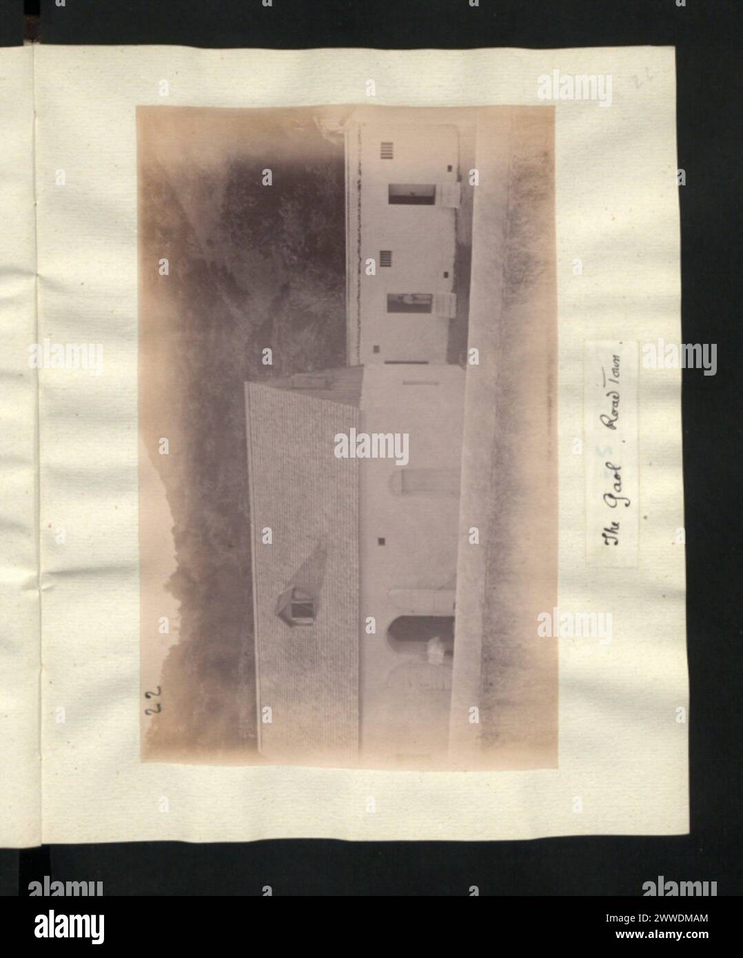 La prison de Road Town, dans les îles Vierges, est montrée en 1887, documentant la structure de la prison et ses environs. Banque D'Images