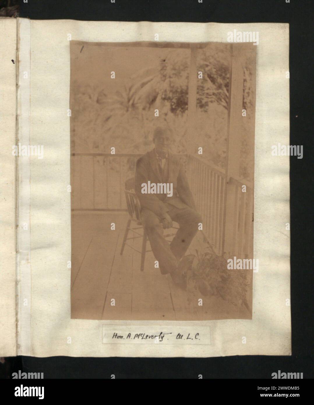 Honorable A. McLeverly W.L.C. dans les îles Vierges, 1887, présenté en tenue officielle représentant la gouvernance locale. Banque D'Images