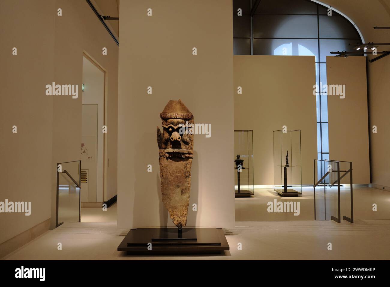 Paris, France - 10 mars 2024. Intérieur du musée du Louvre, le plus grand musée d'art et d'histoire de France. Arts d'Afrique, d'Asie, d'Océanie et des Amériques Banque D'Images