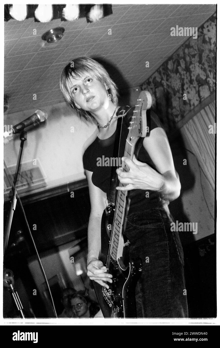 ELASTICA, JEUNE, DÉBUT DE CONCERT, 1994 : Donna Matthews la guitariste originale d'Elastica jouant un concert de charité au King's Head Hotel à Newport, au pays de Galles, le 23 août 1994. Photographie : Rob Watkins. INFO : Elastica, un groupe britannique de rock alternatif formé en 1992, a été acclamé avec son premier album éponyme. Des tubes comme Connection ont montré leurs influences post-punk et New wave. Dirigé par Justine Frischmann, la contribution d'Elastica à l'ère Britpop a été significative. Banque D'Images