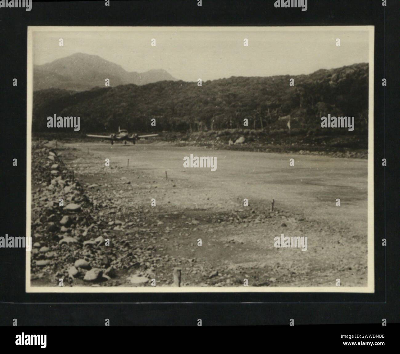 Un avion de Leeward Island Air transport Limited fait son premier atterrissage sur une piste d'atterrissage temporaire à Leeward Island, en Dominique, entre 1957 et 1960, montrant les premières opérations aériennes. Banque D'Images
