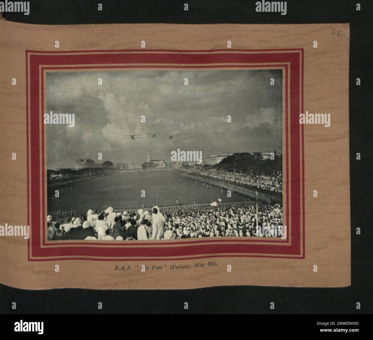 Les avions de la Royal Air Force ont effectué un survol cérémoniel du Padang à Singapour le 6 mai pendant la période coloniale. L'événement a démontré la présence militaire britannique et l'exposition de l'aviation en Malaisie. Banque D'Images