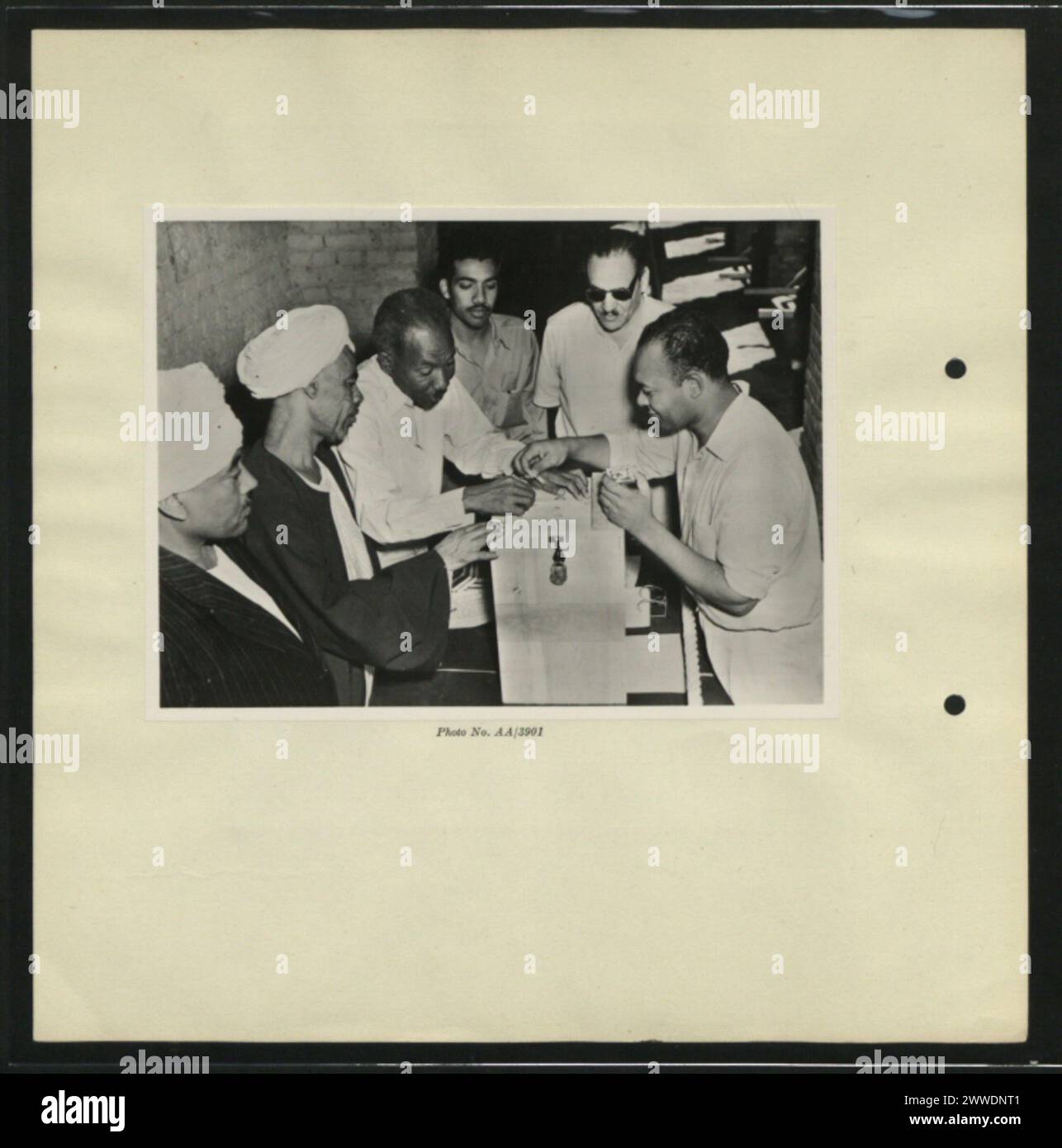 Document décrivant l'article 14 (16) du Règlement électoral de la Chambre des représentants, 1953, précisant les procédures électorales et les protocoles officiels. Banque D'Images