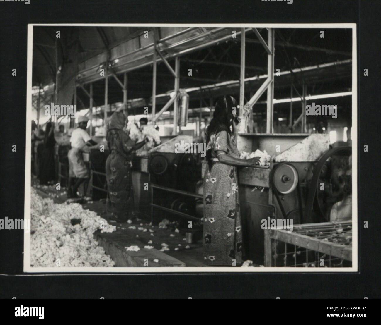 Aden, Yémen, documenté par le Département des relations publiques d'Aden de 1950 à 1959, montrant les structures de la ville, le port, les rues et le terrain environnant. Banque D'Images