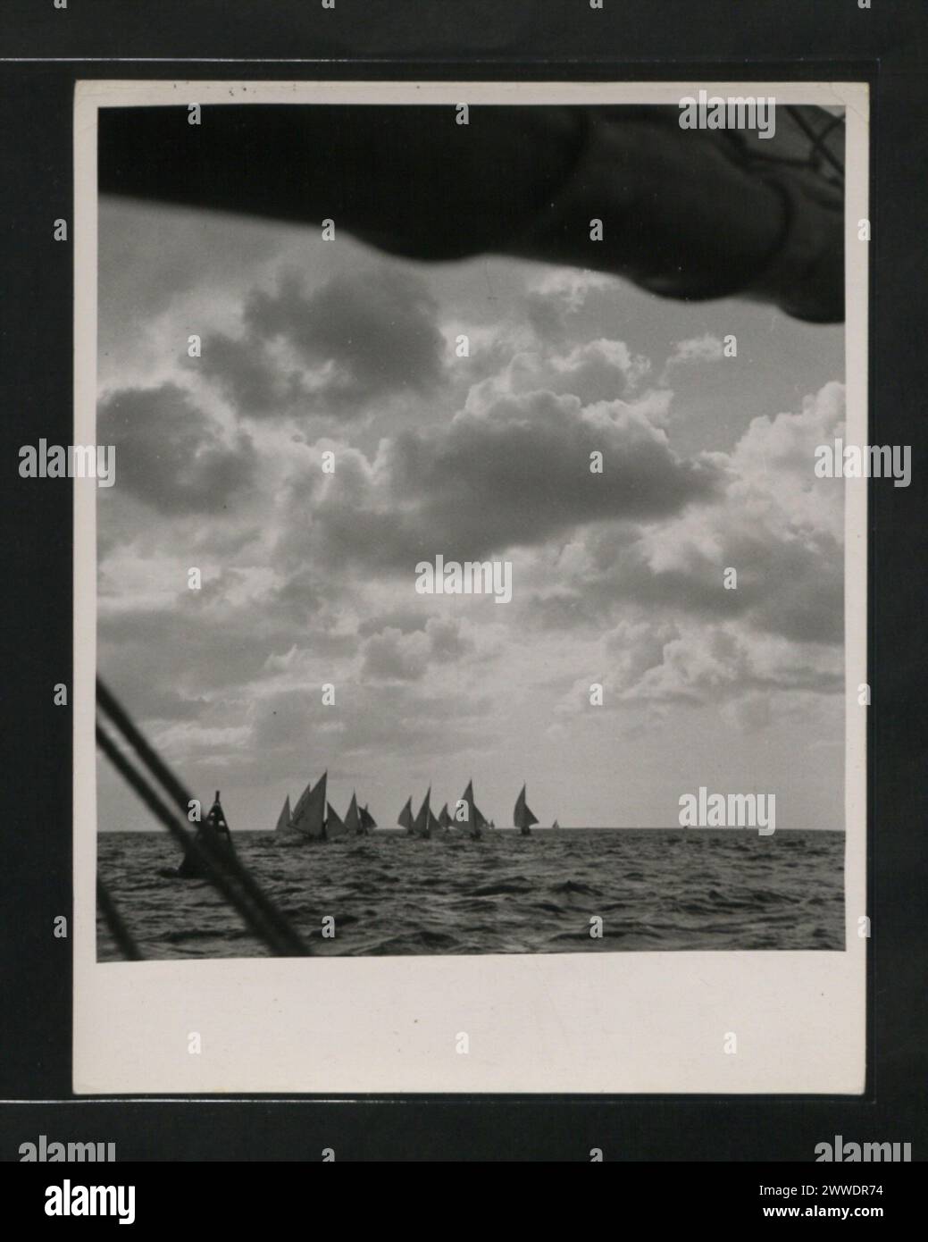 Activité nautique au large de la côte de Hastings, Barbade, 1950-1959, montrant des voiliers, loisirs maritimes, et les eaux côtières. Banque D'Images