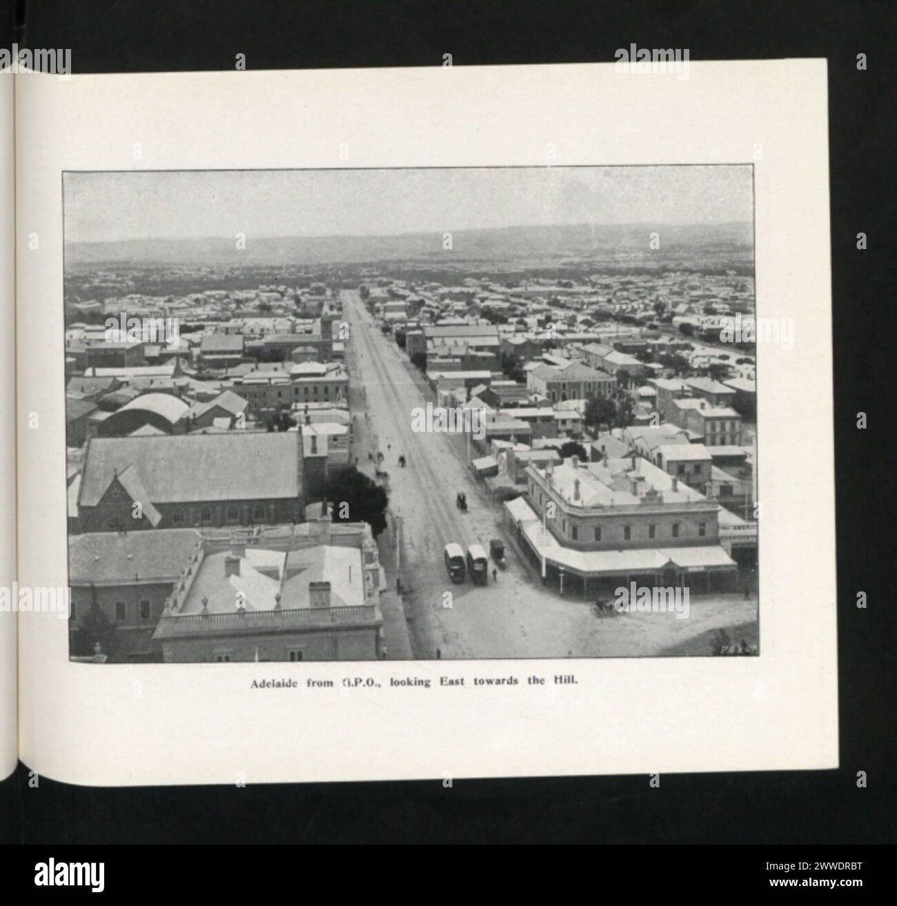 Vue d'Adélaïde, Australie méridionale, depuis le bureau de poste général regardant vers l'est vers les collines, vers les années 1900, montrant les rues, les bâtiments et les caractéristiques du paysage. Banque D'Images