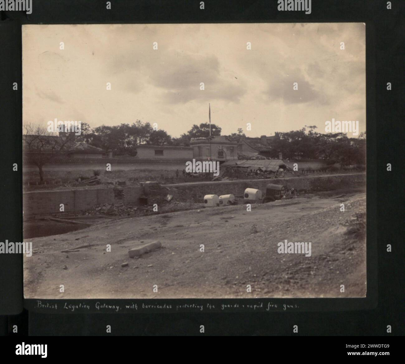 Passerelle de la légation britannique à Pékin, en Chine, fortifiée avec des barricades, des gardes et des canons à tir rapide pendant la rébellion des Boxers en 1900. Banque D'Images