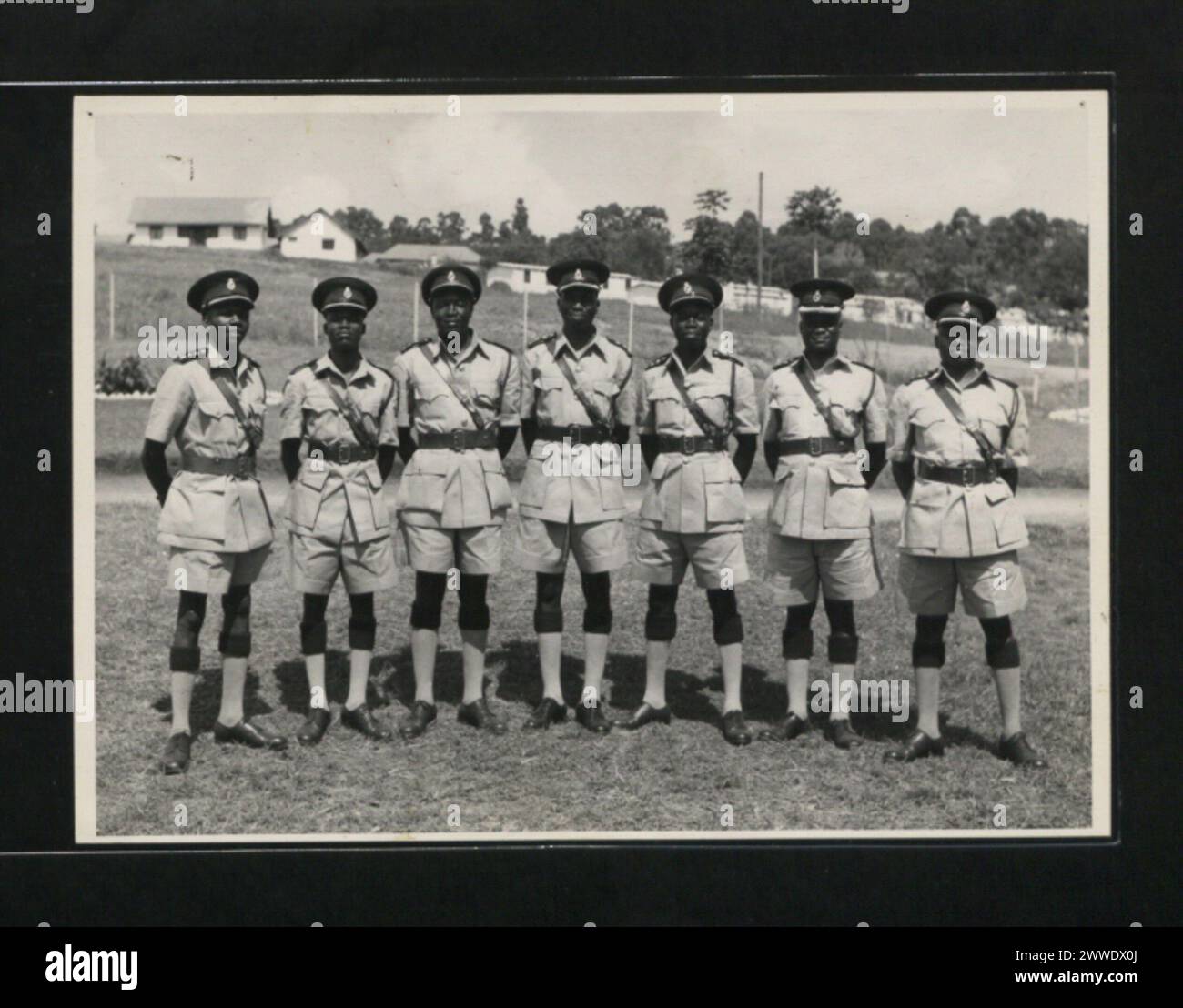Photographie d'un groupe de directeurs adjoints africains des prisons ougandaises, stationnés à Kampala, montrant des agents responsables de la gestion et des opérations pénitentiaires. Banque D'Images